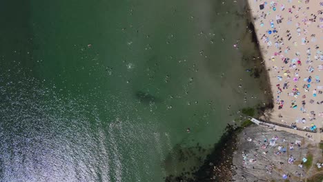 Vista-De-Pájaro-De-La-Playa-De-Åsa-Con-Turistas-Disfrutando-Durante-El-Verano-En-Halland,-Suecia---Tiro-Con-Drones