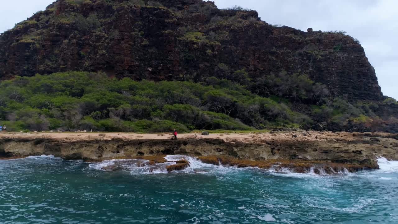 pareja de pie en la costa del mar 4k