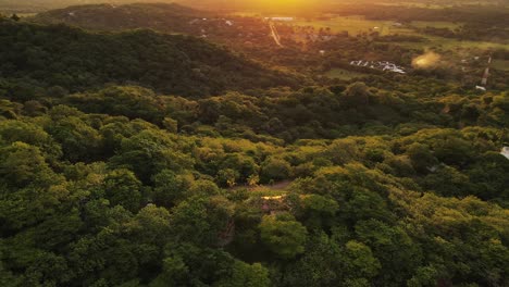 órbita aérea rápida alrededor de una propiedad privada asentada en una cresta de montaña dentro de la selva tropical costera de el salvador