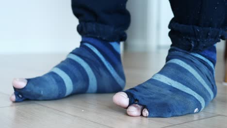 primer plano de calcetines gastados con agujeros