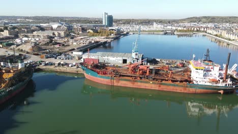 Barcos-Amarrados-En-El-Muelle-En-El-Río-Medway-Imágenes-Aéreas-De-La-Isla-De-St-Marys