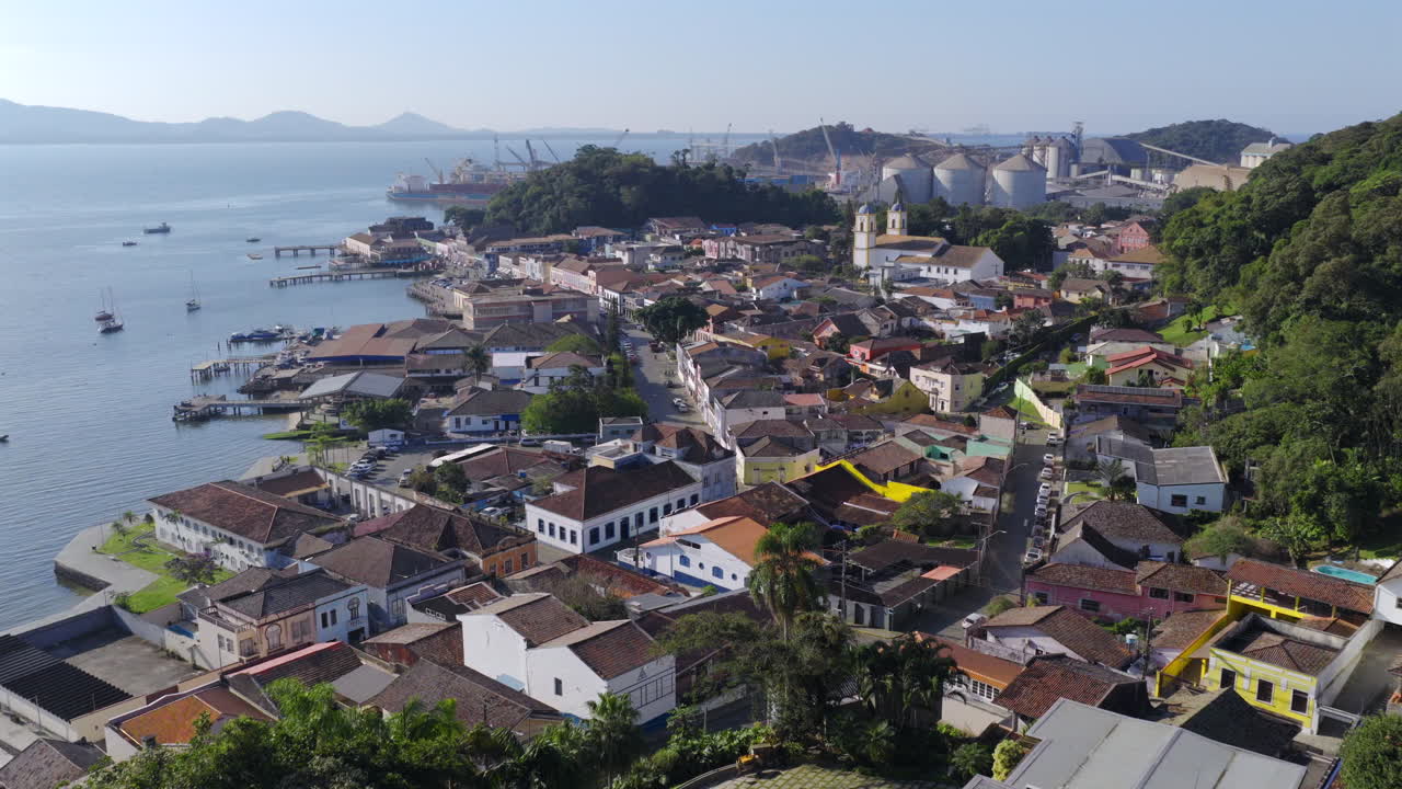 Vista aerea panoramica del comune di Sao Francisco do Sul che si estende nella tranquilla Baia da Babitonga con un movimento spettacolare, Santa Catarina, Brasile