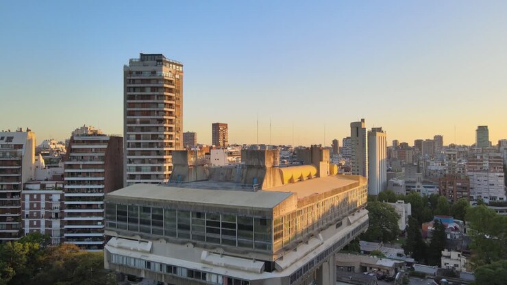 Vista ascendente em pedestal da Biblioteca Nacional, revelando a cidade de Buenos Aires.