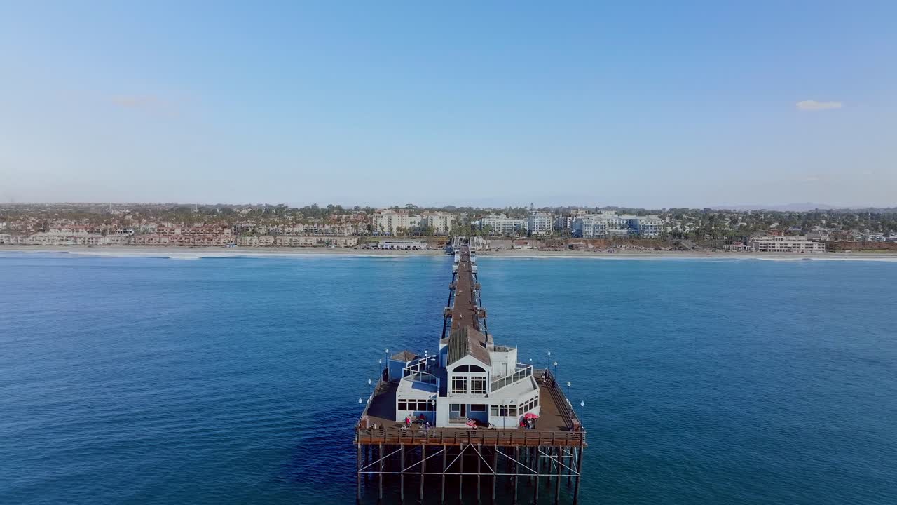 캘리포니아주 유서 깊은 해변 부두 맨 끝에 있는 레스토랑 건물의 공중 전망