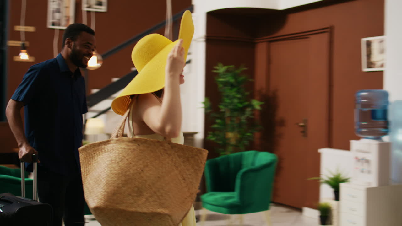 el personal del hotel da la bienvenida a los huéspedes en el vestíbulo