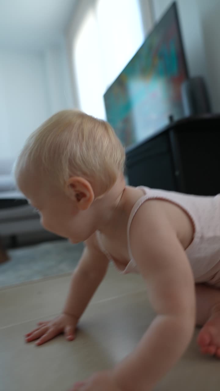 bebé arrastrándose en la sala de estar