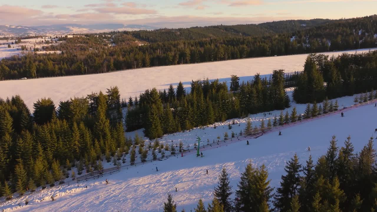 Vista aerea 4K del comprensorio sciistico di Toplița - Romania inverno024