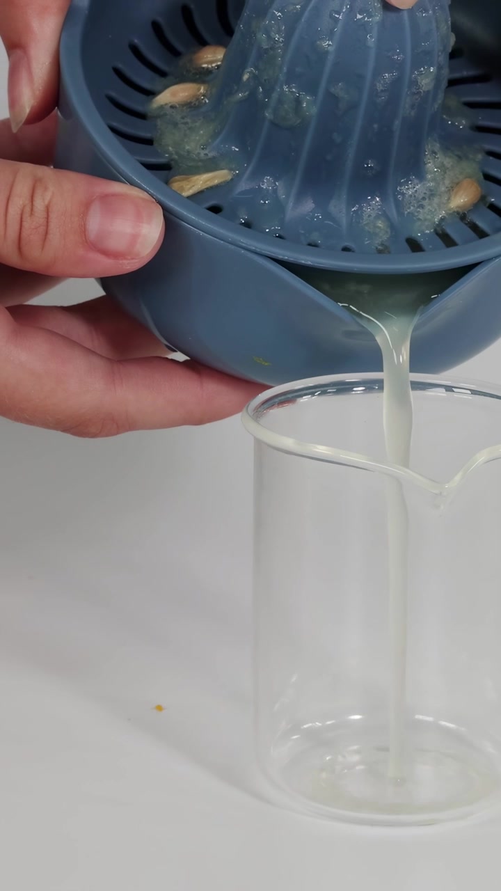Dimostrazione sequenziale della preparazione di succo di limone fresco