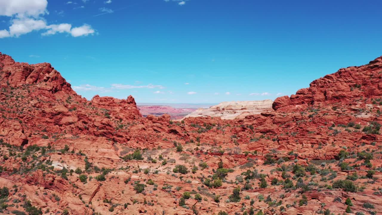 toma cinematográfica de drones, vista aérea de los escarpados acantilados y el paisaje desértico de utah, moab, estados unidos