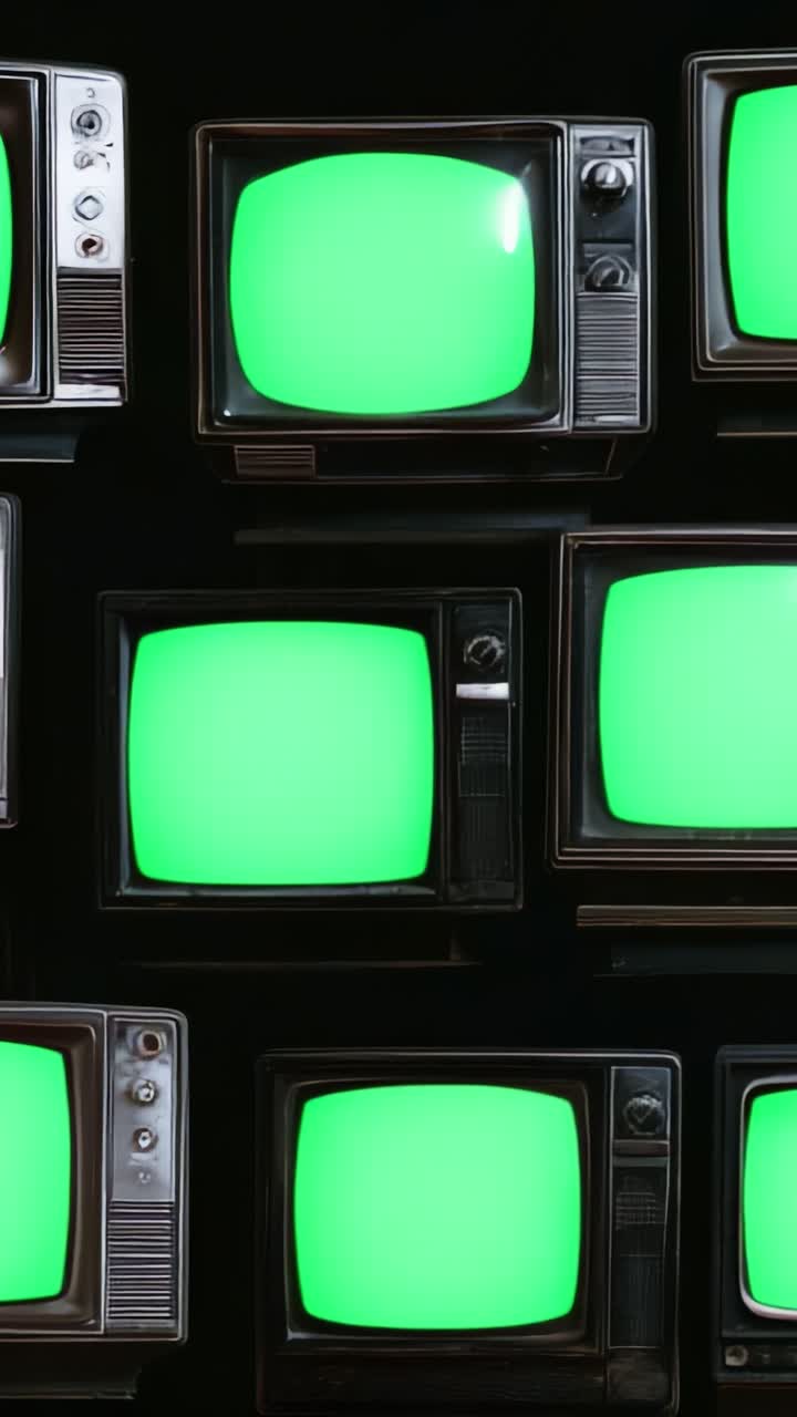 Collezione di televisori vintage che mostrano uno schermo verde brillante, mettendo in risalto la tecnologia retrò con un'estetica visiva unica e un design nostalgico