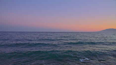 Slow-motion-waves-with-a-relaxing-sunset