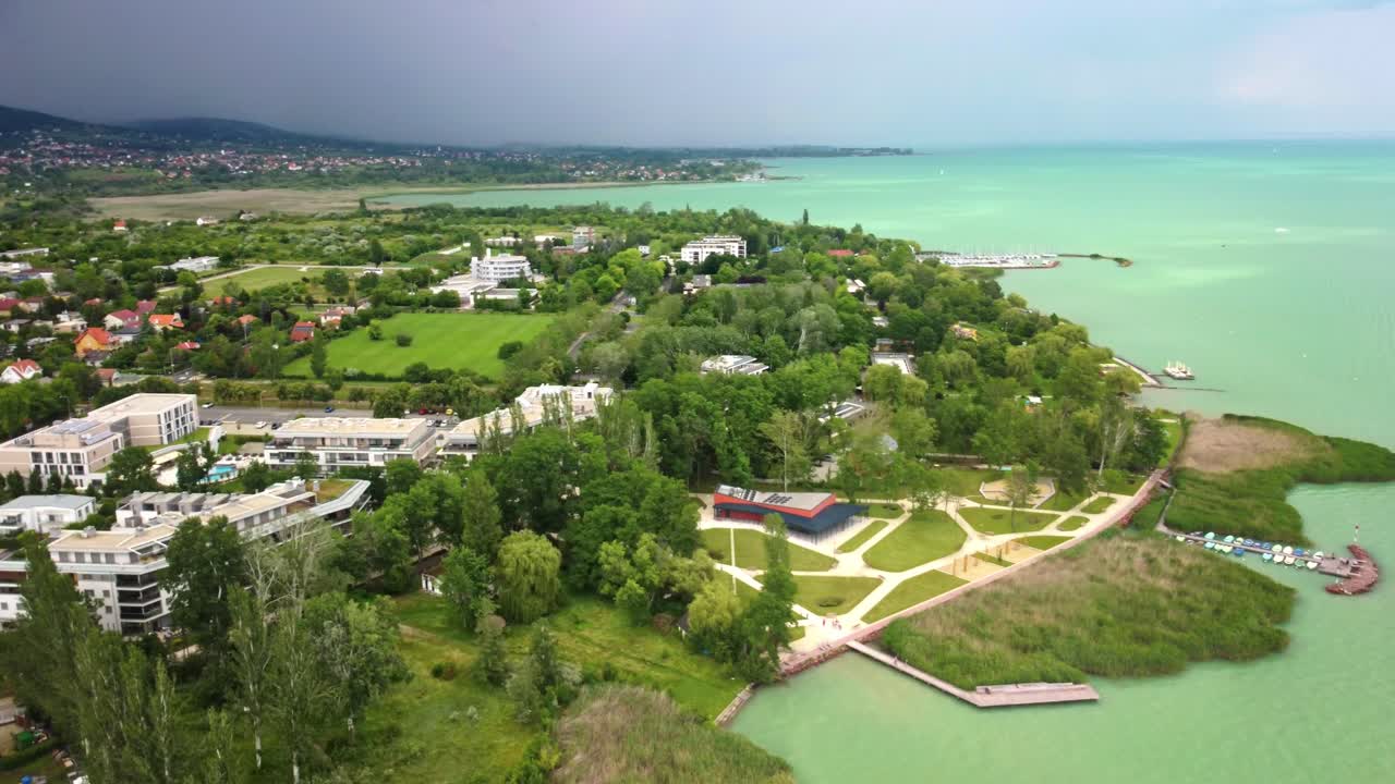 lago balaton en hungría con en verano antes de la lluvia