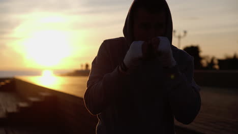entrenamiento de boxeo al amanecer o al atardecer