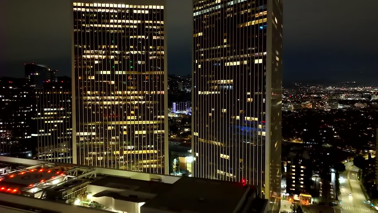 estableciendo la antena de las torres de la plaza de la ciudad del siglo en la noche oscura