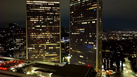 Aufnahme-Einer-Luftaufnahme-Der-Century-City-Plaza-Towers-In-Der-Dunklen-Nacht