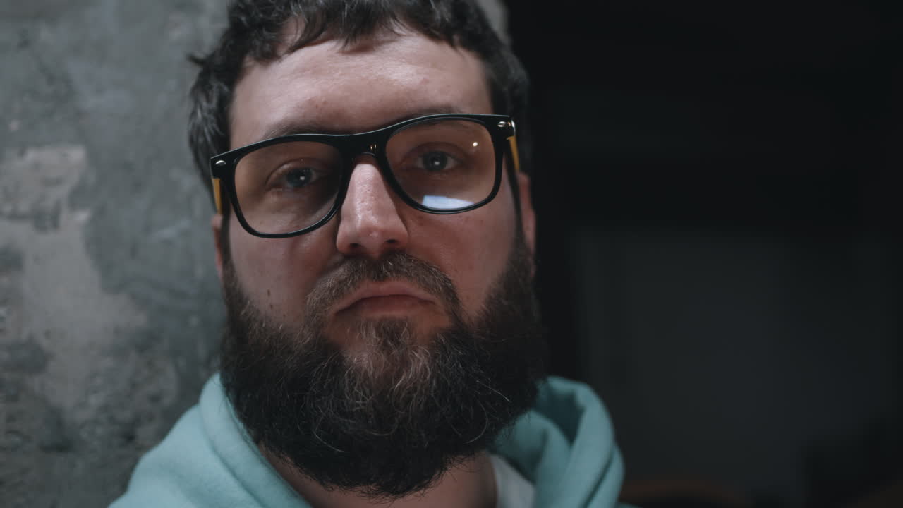 hombre con gafas y barba