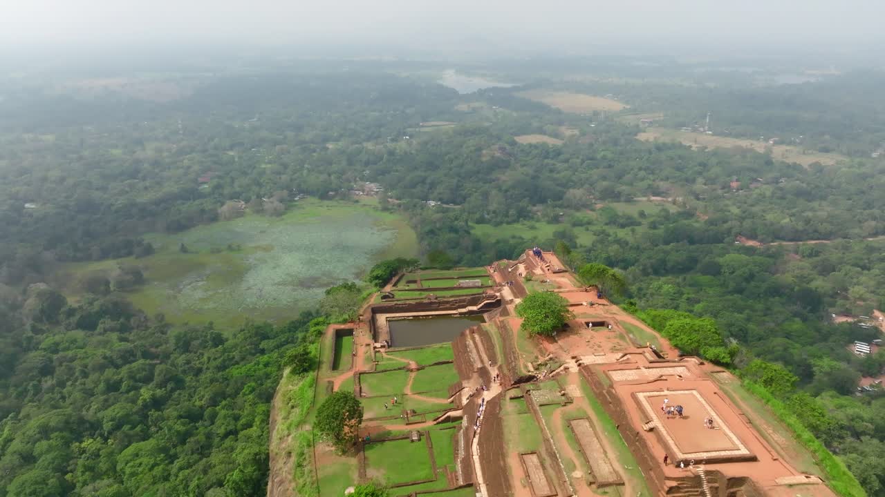 Sri Lanka drone-panorama med utsikt fra Sigiriya Rock Fortress over jungel, innsjøer og et landlig landskap