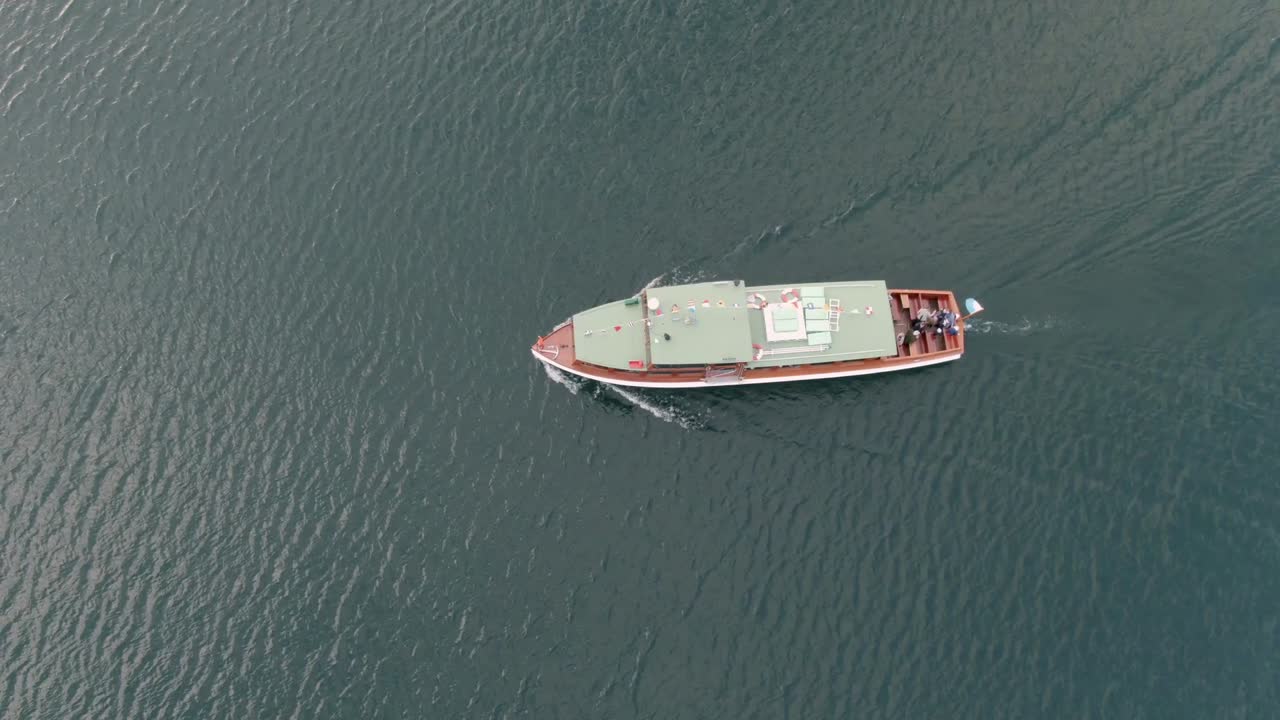 늦은 오후에 독일 호수에서 페리의 하향식 공중 전망 - 독일 테게른제