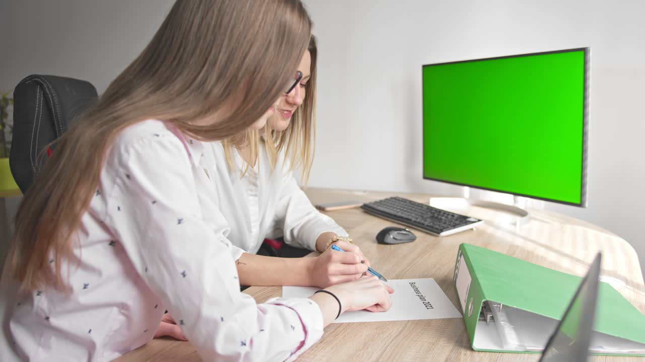 две бизнес-женщины работают в домашнем офисе во время карантина.