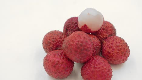 Primer-Plano-De-La-Exhibición-De-Deliciosos-Lichis-En-Un-Plato-Blanco---Litchi-Lichee-Lychee