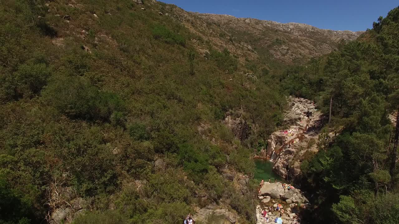estanque en la vista aérea de las montañas