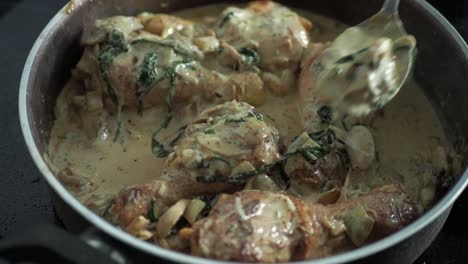 pollo cremoso con setas y espinacas