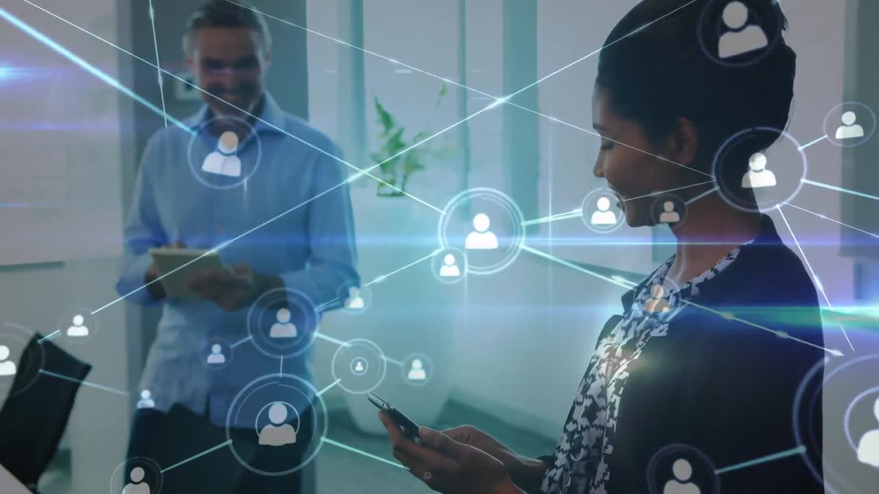 red de conexiones con iconos sobre colegas que utilizan dispositivos electrónicos