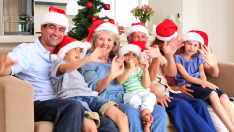 Großfamilie-Winkt-Zur-Weihnachtszeit-In-Die-Kamera