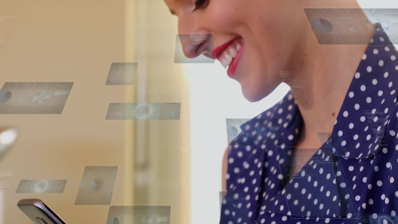 animación del procesamiento de datos financieros sobre una mujer de negocios caucásica que usa un teléfono inteligente en la oficina