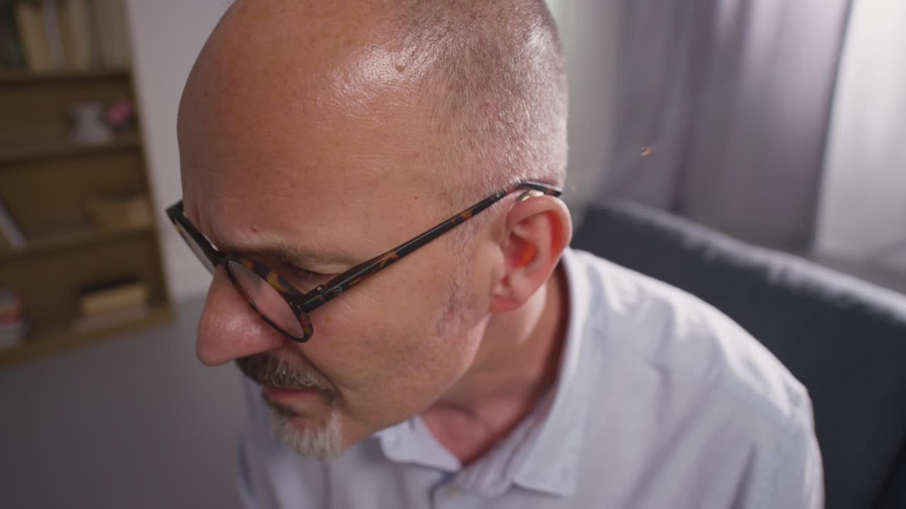 성숙한 남자가 상담사와 일반적인 또는 정신 건강 문제에 대해 이야기하는 클로즈업 실시간 촬영