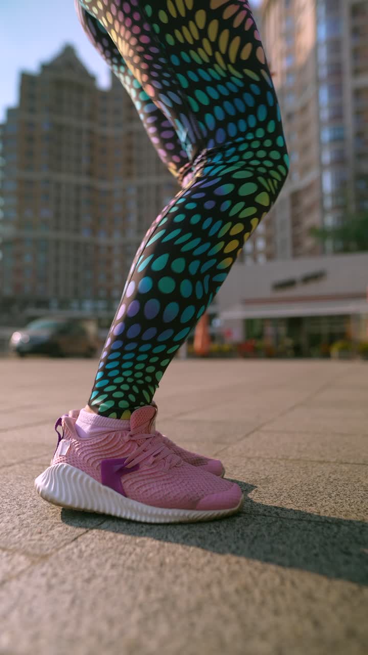 mujer corriendo por la ciudad