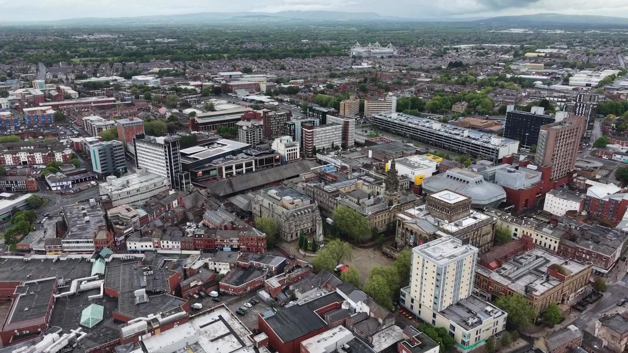 Vista aérea de drone em ângulo elevado do centro da cidade de Preston, norte da Inglaterra.