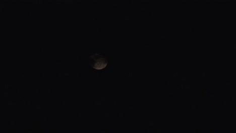 justo con la luna y las nubes