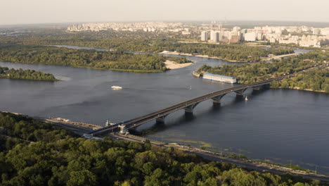 Antenne---Die-Patona-brücke-über-Den-Dnjepr,-Kiew,-Ukraine,-Weit-Nach-Vorne-Geschossen