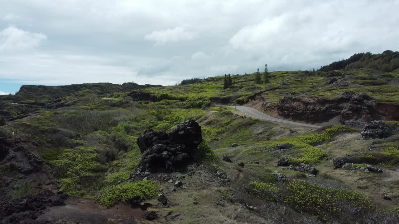 서부 마우이의 다양한 풍경은 이 공중 드론 뷰에서 펼쳐집니다. 가파른 절벽, 휘어지는 도로, 그리고 끝없는 바다는 거친 자연의 아름다움과 평온한 평온의 완벽한 혼합물을 만니다.