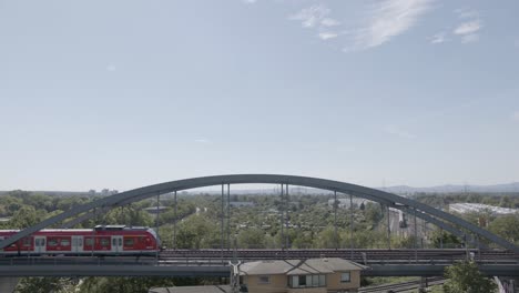 puente de acero reforzado en el cruce de trenes rojo en frankfurt, alemania
