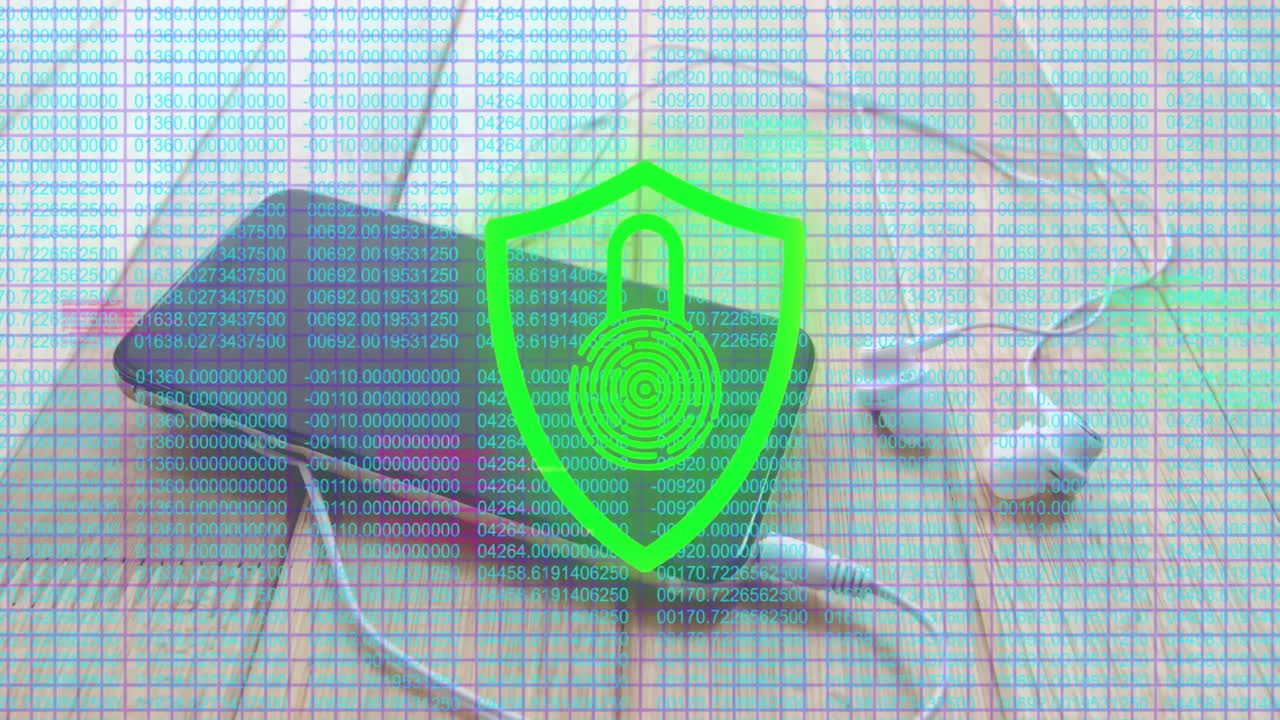 Flusso di codice attraverso lo smartphone con un emblema a scudo pulsante che indica la scansione di sicurezza.