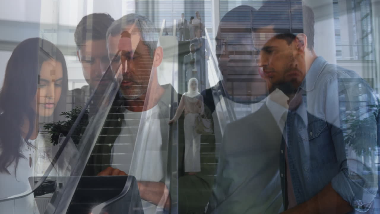 Animazione di diverse persone d'affari che lavorano in ufficio