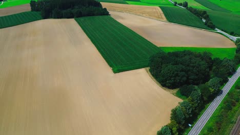 fotografía aérea de tierras de cultivo aradas y campos verdes, 4k