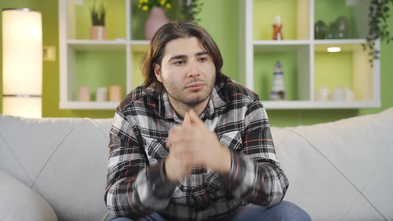 un joven muy atento.