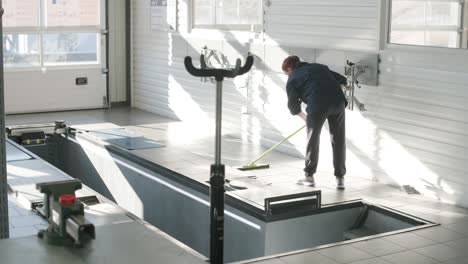 trabajador de limpieza taller de reparación de automóviles