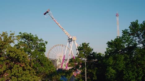 schaukelfahrt, riesenrad und freifallturm mit malerischem überblick an einem klaren, sonnigen tag