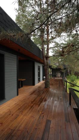 casa moderna con cubierta de madera en un bosque de pinos