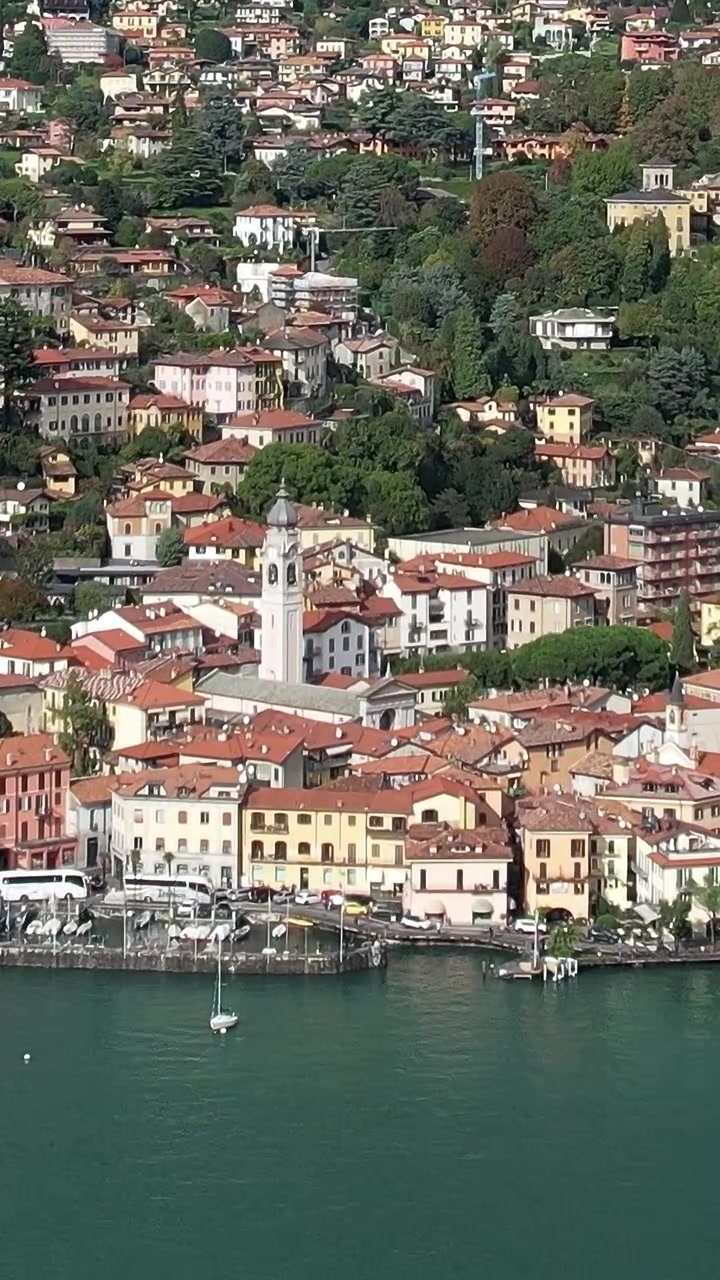 Splendida vista aerea di una pittoresca città sul lago nelle Alpi italiane