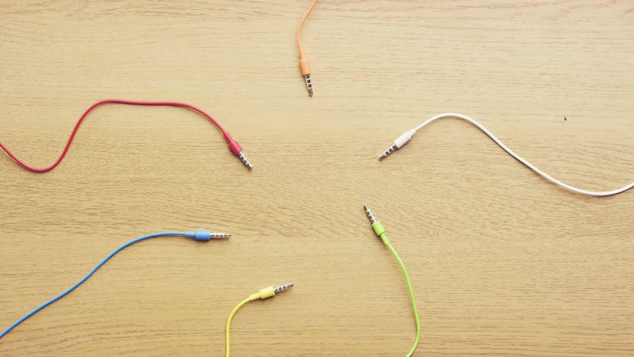 위에서 볼 수 있는 데이터 케이블을 연결하는 손 글로벌 공유 네트워크 개념 위에서 볼 수 있는 책상 - 빨간 에픽 드래곤