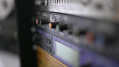 primer plano del dispositivo de grabación de audio con perillas e interruptores