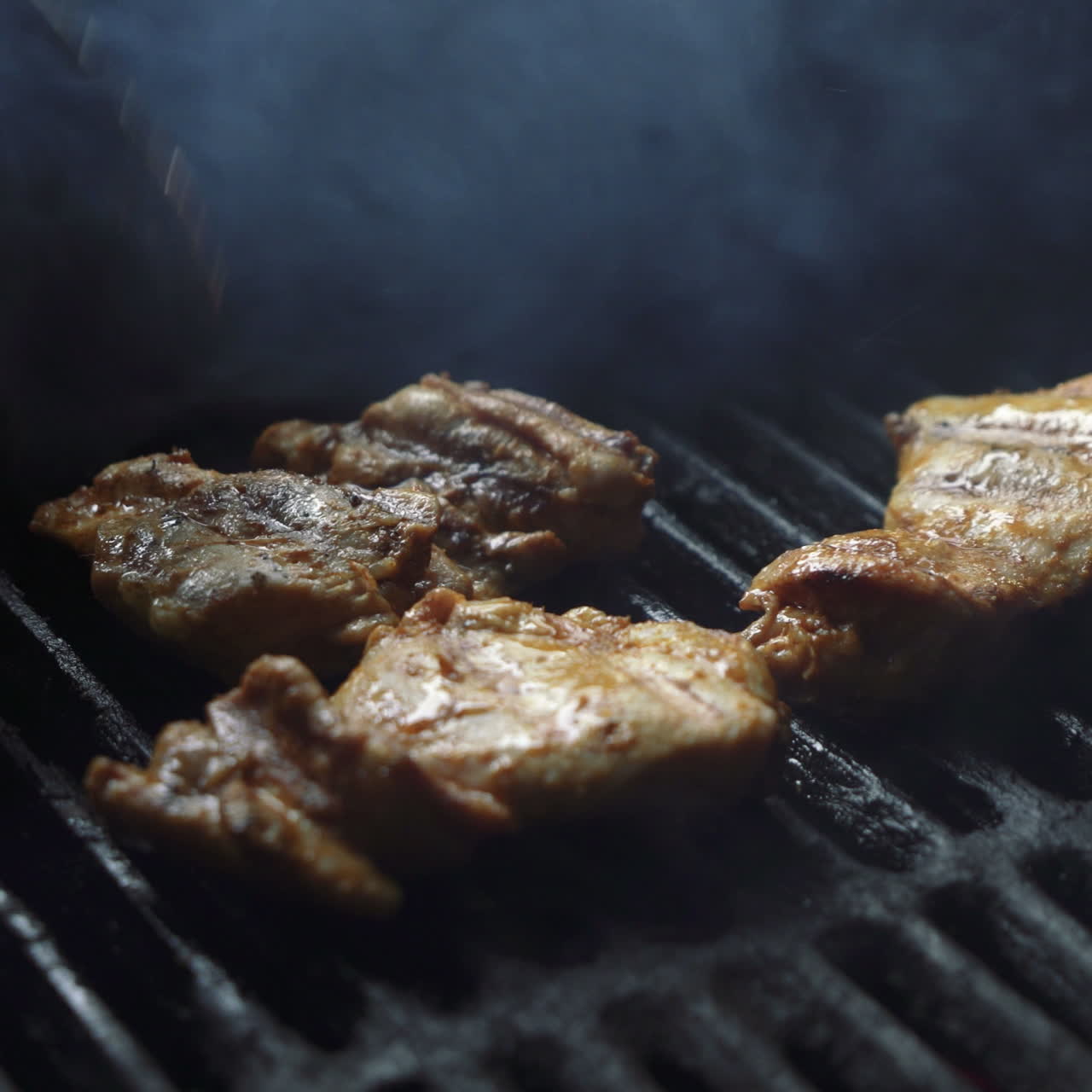 Preparazione di deliziose e succulente bistecche di carne alla griglia. Barbecue a carbone. Video quadrato.