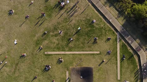 Antena-De-Arriba-Hacia-Abajo-Dando-Vueltas-Sobre-La-Gente-Que-Se-Relaja-En-Un-Parque-Público-En-La-Zona-Costera-De-Buenos-Aires