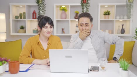 una pareja explotando de ira.