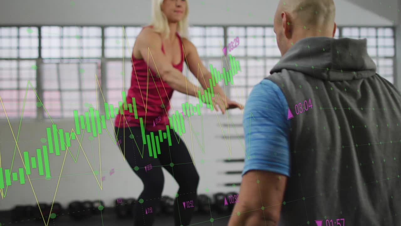 animación de seguimiento de datos de fitness sobre personas que hacen ejercicio en el gimnasio